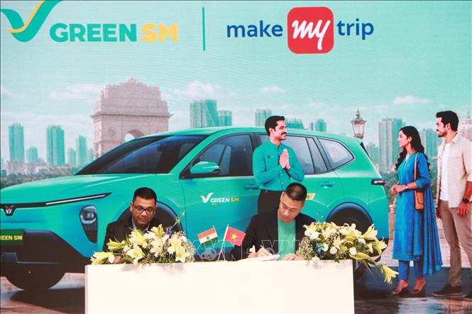 Đại diện Green SM ký MOU với đại diện Công ty Makemytrip của Ấn Độ. Ảnh: Quang Trung - PV TTXVN tại Ấn Độ