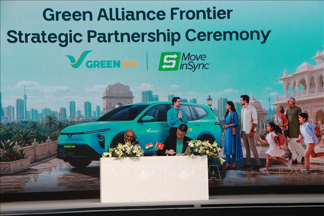 Đại diện Green SM ký MOU với đại diện Công ty MoveInSync của Ấn Độ. Ảnh: Quang Trung - PV TTXVN tại Ấn Độ