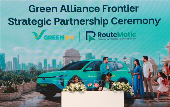 Đại diện Green SM ký MOU với đại diện Công ty Route Matic. Ảnh: Quang Trung - PV TTXVN tại Ấn Độ