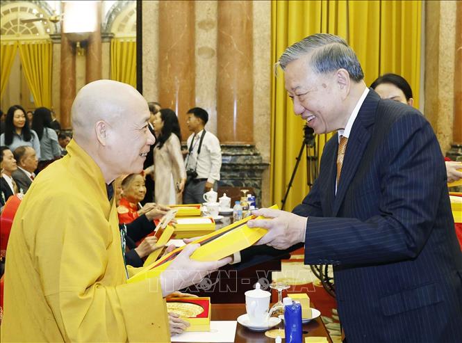 Tổng Bí thư, Chủ tịch nước Tô Lâm tặng quà cho các đại biểu. Ảnh: Thống Nhất – TTXVN