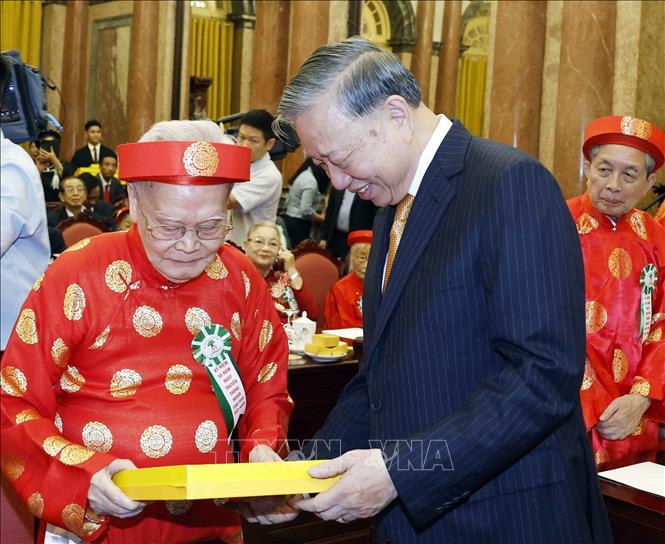 Tổng Bí thư, Chủ tịch nước Tô Lâm tặng quà cho các đại biểu. Ảnh: Thống Nhất – TTXVN