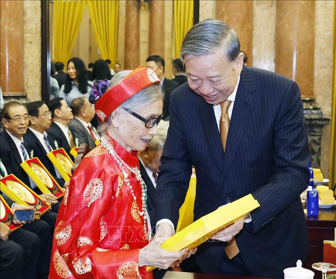 Tổng Bí thư, Chủ tịch nước Tô Lâm tặng quà cho các đại biểu. Ảnh: Thống Nhất – TTXVN
