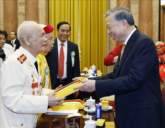 Tổng Bí thư, Chủ tịch nước Tô Lâm tặng quà cho các đại biểu. Ảnh: Thống Nhất – TTXVN