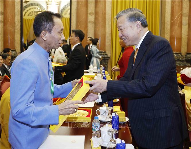 Tổng Bí thư, Chủ tịch nước Tô Lâm tặng quà cho các đại biểu. Ảnh: Thống Nhất – TTXVN