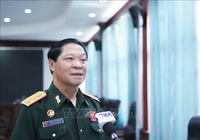 Thượng tướng Vongsone Inpanphim, Bí thư Trung ương Đảng, Thứ trưởng Bộ Quốc phòng, Chủ nhiệm Tổng cục Chính trị Quân đội nhân dân Lào, Trưởng ban Công tác đặc biệt của Chính phủ Lào về việc triển khai công tác phối hợp thực hiện Chiến dịch 500 ngày đêm, trả lờ phỏng vấn. Ảnh: Xuân Tú - PV TTXVN tại Lào