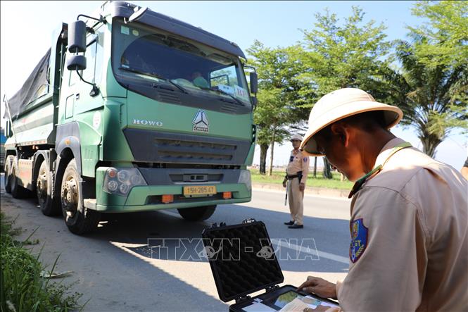 Tổ công tác của Đội Cảnh sát giao thông đường bộ số 10, Phòng Cảnh sát giao thông triển khai tuần tra, kiểm soát tải trọng trên Quốc lộ 21C. Ảnh: Quốc Lũy - TTXVN