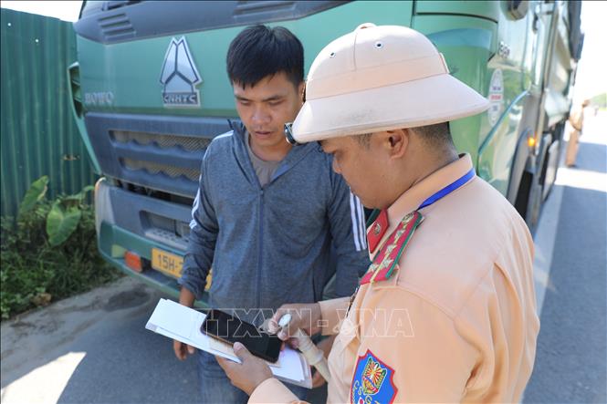 Tổ công tác của Đội Cảnh sát giao thông đường bộ số 10, Phòng Cảnh sát giao thông triển khai tuần tra, kiểm soát trên Quốc lộ 21C. Ảnh: Quốc Lũy - TTXVN