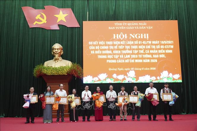 Các tập thể, cá nhân được biểu dương, khen thưởng tại Hội nghị. Ảnh: Dư Toán - TTXVN