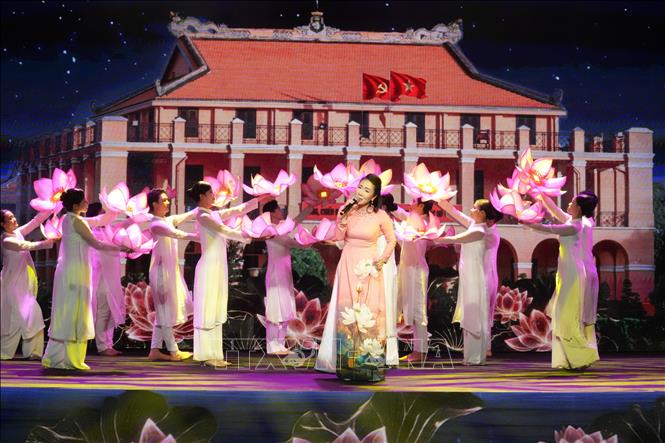 Đêm nghệ thuật “Hồ Chí Minh – Nguồn sáng dẫn đường” do đạo diễn Bình Hùng dàn dựng, với phần lời dẫn sâu sắc của nhà văn Trịnh Bích Ngân. Ảnh: Hữu Duyên - TTXVN