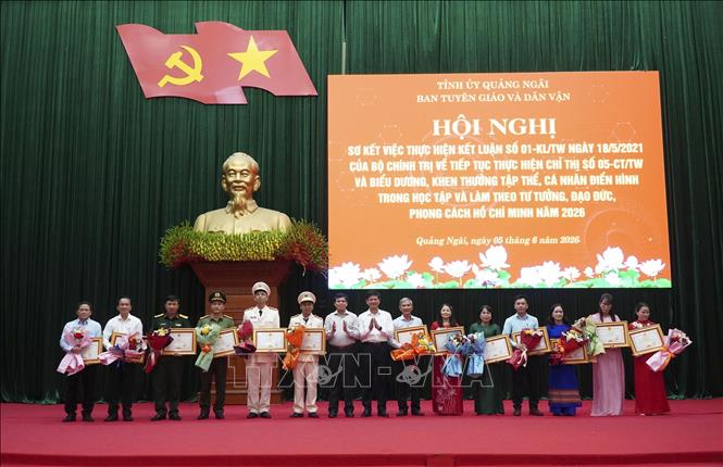 Các tập thể, cá nhân được biểu dương, khen thưởng tại Hội nghị. Ảnh: Dư Toán - TTXVN