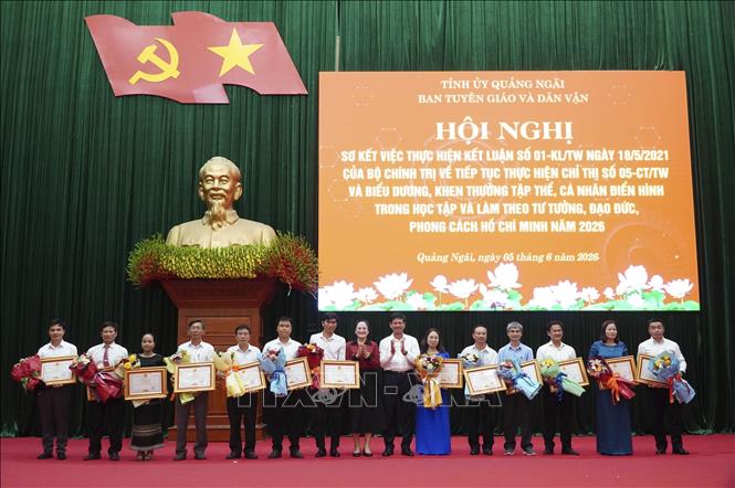 Các tập thể, cá nhân được biểu dương, khen thưởng tại Hội nghị. Ảnh: Dư Toán - TTXVN