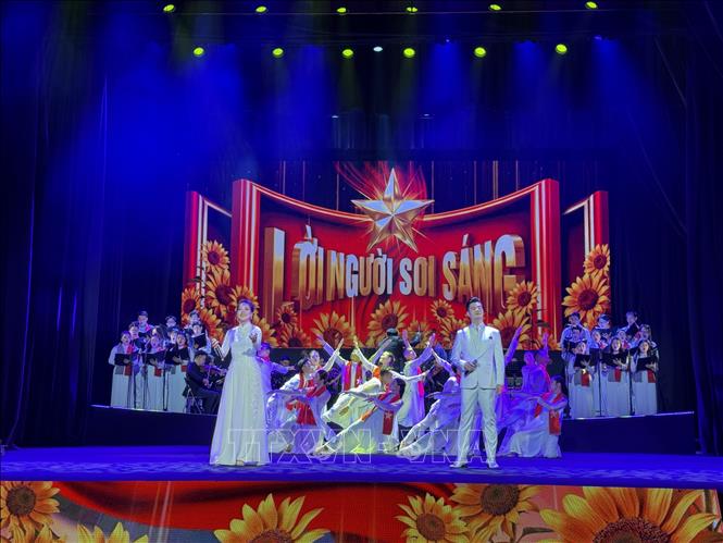 Tinh thần kiên cường, vượt qua muôn vàn gian khổ nơi xứ người của Bác đã được tái hiện trang nghiêm qua các tiết mục biểu diễn. Ảnh: Hữu Duyên - TTXVN