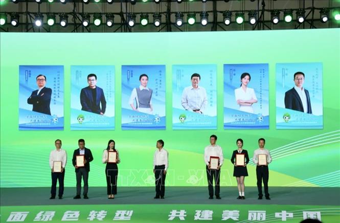 Trao thư bổ nhiệm cho 6 quan sát viên đặc biệt về môi trường sinh thái năm 2026. Ảnh: Quang Hưng-PV TTXVN tại Trung Quốc