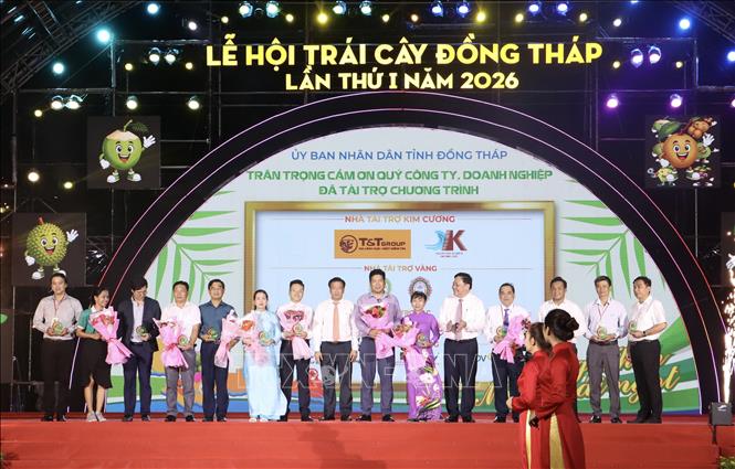 Chính quyền tỉnh Đồng Tháp cùng cộng đồng doanh nghiệp chung tay phát triển ngành hàng trái cây Đồng Tháp. Ảnh: Hồng Nhung – TTXVN