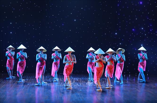 Tiết mục múa đương đại mang đậm bản sắc văn hoá Việt. Ảnh: Khánh Hoà - TTXVN