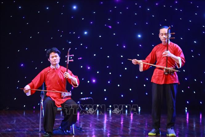 Biểu diễn nhạc cụ dân tộc tại chương trình. Ảnh: Khánh Hoà - TTXVN 