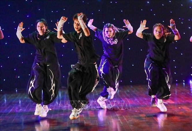 Tiết mục nhảy hiện đại tại chương trình. Ảnh: Khánh Hoà - TTXVN