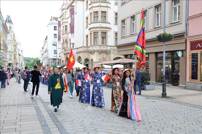Đoàn diễu hành áo dài đi qua các con phố của thành phố Karlovy Vary. Ảnh Việt Thắng - P/v TTXVN tại CH Séc