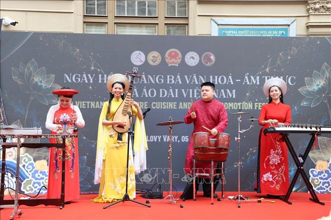 Một tiết mục âm nhạc do các nghệ sĩ đàn dân tộc biểu diễn tại sự kiện. Ảnh: Việt Thắng - P/v TTXVN tại CH Séc 