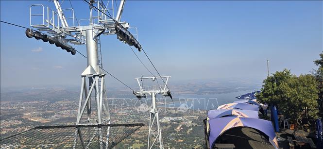 Tuyến cáp treo Harties Cableway được xây dựng vào năm 1973 và được nâng cấp toàn diện bằng công nghệ cơ khí hiện đại của Thụy Sĩ vào năm 2010. Hệ thống sở hữu các cabin mui kín với tầm nhìn 360 độ, nhẹ nhàng đưa du khách từ chân hồ Hartbeespoort vượt qua chặng đường dài 1,2 km, chinh phục độ cao chênh lệch gần 350 mét để lên tới đỉnh núi trong vòng chưa đầy 4 phút. Ảnh: Hồng Minh - PV TTXVN tại Nam Phi