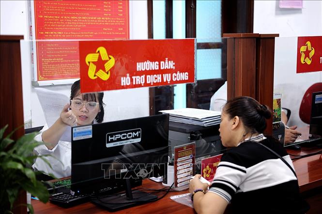 Cán bộ UBND phường Hòa Bình (Phú Thọ) hướng dẫn người dân giải quyết công việc. Ảnh: Thanh Hải - TTXVN 