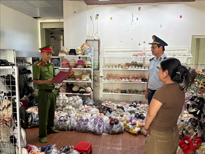 Phòng Cảnh sát kinh tế, Công an tỉnh Quảng Trị đã ra quyết định khởi tố vụ án hình sự, khởi tố bị can đối với hai đối tượng về tội “Xâm phạm quyền sở hữu công nghiệp”. Ảnh: TTXVN phát