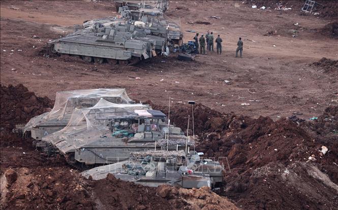 Xe quân sự Israel được triển khai ở miền Bắc nước này, giáp giới với Liban ngày 31/5/2026. Ảnh: THX/TTXVN
