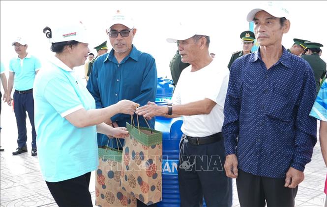 Bà Bùi Thị Minh Hoài Chủ tịch Ủy ban Trung ương MTTQ Việt Nam tặng quà cho ngư dân phường Cửa Lò. Ảnh: Trịnh Duy Hưng - TTXVN 
