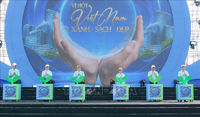 Phát động Quốc gia Phong trào “Toàn dân chung tay bảo vệ môi trường, vì một Việt Nam xanh - sạch - đẹp”. Ảnh: Trịnh Duy Hưng - TTXVN 