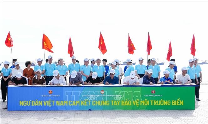 Ngư dân ký cam kết bảo vệ môi trường. Ảnh: Trịnh Duy Hưng - TTXVN 