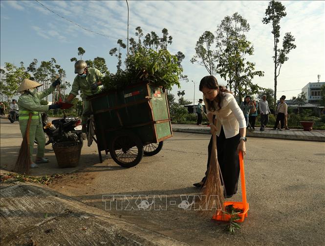 Cán bộ và nhân dân phường Vị Thanh tham gia dọn dẹp vệ sinh môi trường công cộng trên địa bàn. Ảnh: Duy Khương – TTXVN