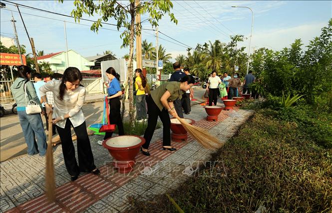 Cán bộ và nhân dân phường Vị Thanh tham gia dọn dẹp vệ sinh môi trường công cộng trên địa bàn. Ảnh: Duy Khương – TTXVN
