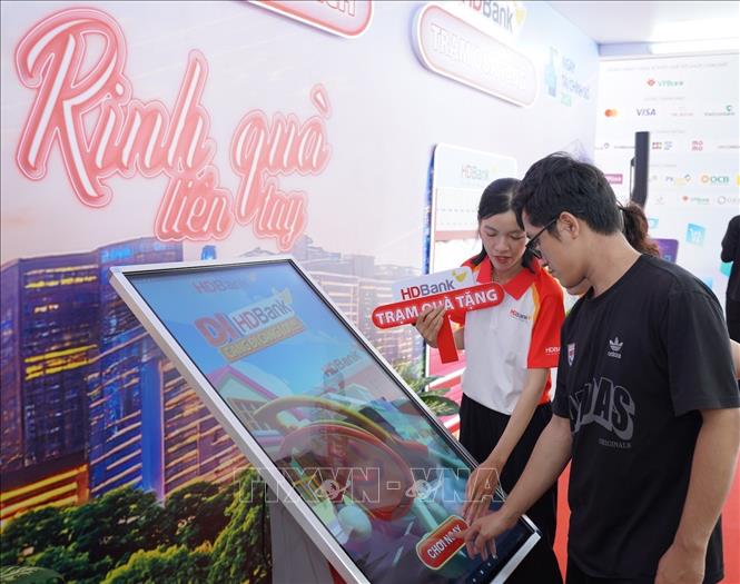 Khách tham quan gian hàng trưng bày tại Lễ hội Tài chính số 2026. Ảnh: Hứa Chung - TTXVN