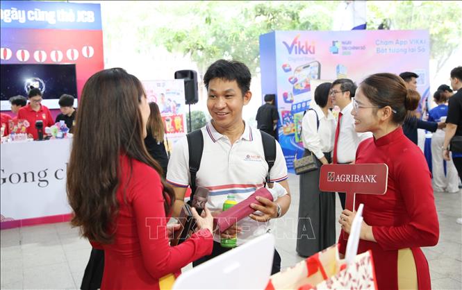Khách tham quan gian hàng trưng bày tại Lễ hội Tài chính số 2026. Ảnh: Hứa Chung - TTXVN
