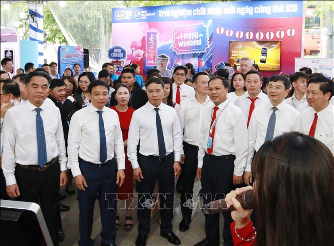 Phó Thủ tướng Nguyễn Văn Thắng cùng các đại biểu tham quan các gian hàng trưng bày tại lễ hội. Ảnh: Hứa Chung - TTXVN
