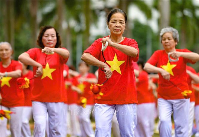 Người trung, cao tuổi tham gia luyện tập, cùng đồng diễn nhiều bài tập thể thao phù hợp, nâng cao sức khỏe. Ảnh: Thanh Tùng - TTXVN 