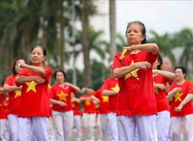 Người trung, cao tuổi tham gia luyện tập, cùng đồng diễn nhiều bài tập thể thao phù hợp, nâng cao sức khỏe. Ảnh: Thanh Tùng - TTXVN 