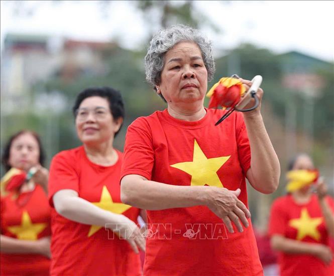 Người trung, cao tuổi tham gia luyện tập, cùng đồng diễn nhiều bài tập thể thao phù hợp, nâng cao sức khỏe. Ảnh: Thanh Tùng - TTXVN 
