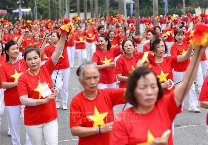 Người trung, cao tuổi tham gia luyện tập, cùng đồng diễn nhiều bài tập thể thao phù hợp, nâng cao sức khỏe. Ảnh: Thanh Tùng - TTXVN 