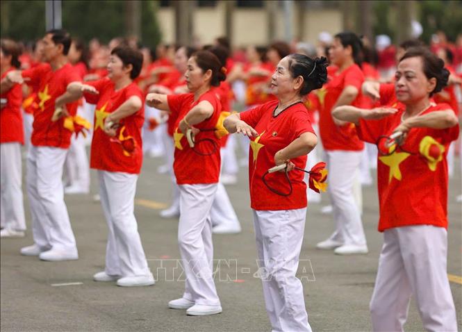 Người trung, cao tuổi tham gia luyện tập, cùng đồng diễn nhiều bài tập thể thao phù hợp, nâng cao sức khỏe. Ảnh: Thanh Tùng - TTXVN 