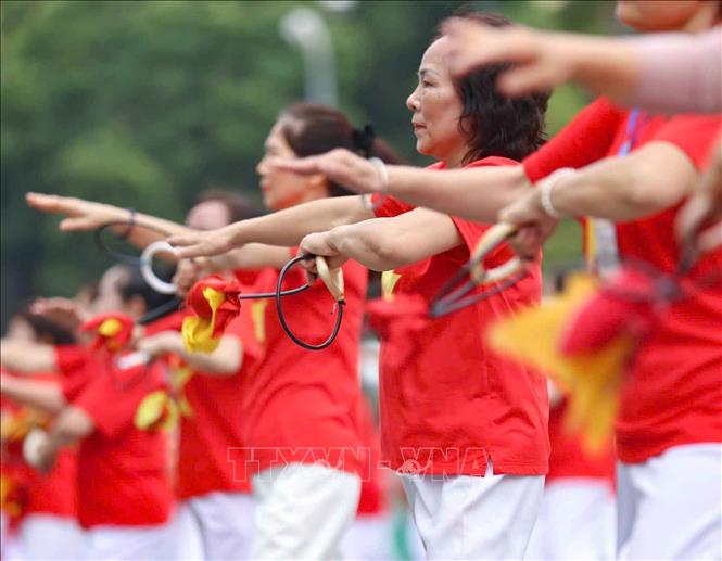 Người trung, cao tuổi tham gia luyện tập, cùng đồng diễn nhiều bài tập thể thao phù hợp, nâng cao sức khỏe. Ảnh: Thanh Tùng - TTXVN 