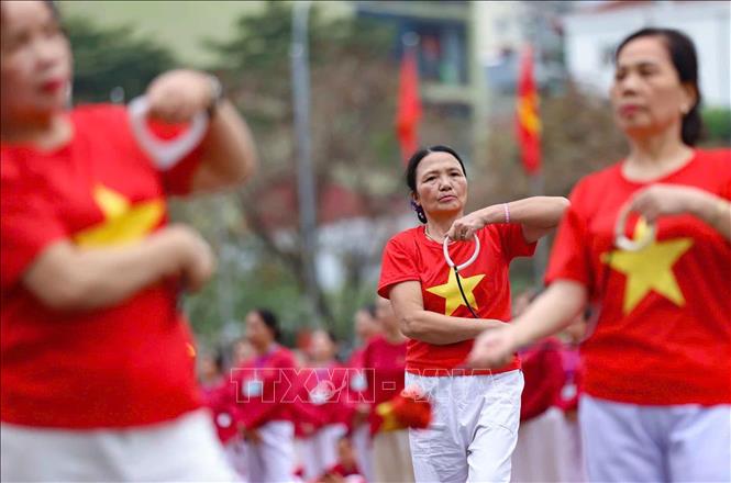 Người trung, cao tuổi tham gia luyện tập, cùng đồng diễn nhiều bài tập thể thao phù hợp, nâng cao sức khỏe. Ảnh: Thanh Tùng - TTXVN 
