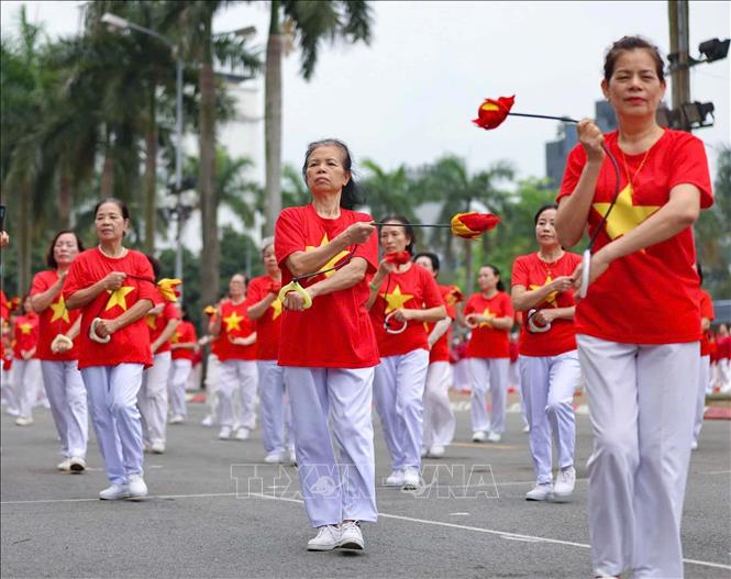 Người trung, cao tuổi tham gia luyện tập, cùng đồng diễn nhiều bài tập thể thao phù hợp, nâng cao sức khỏe. Ảnh: Thanh Tùng - TTXVN 