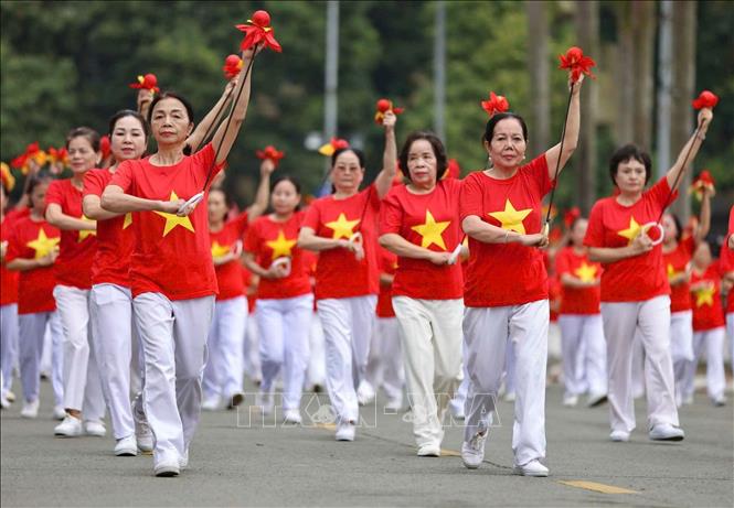 Người trung, cao tuổi tham gia luyện tập, cùng đồng diễn nhiều bài tập thể thao phù hợp, nâng cao sức khỏe. Ảnh: Thanh Tùng - TTXVN 
