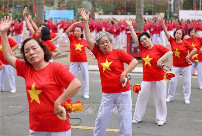 Người trung, cao tuổi tham gia luyện tập, cùng đồng diễn nhiều bài tập thể thao phù hợp, nâng cao sức khỏe. Ảnh: Thanh Tùng - TTXVN 