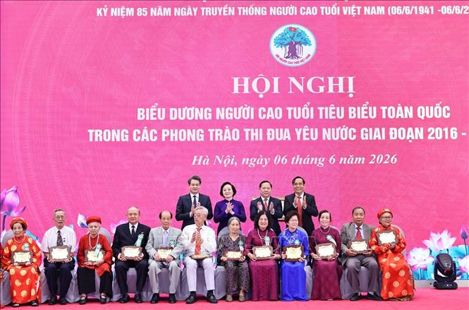 Đồng chí Phạm Thị Thanh Trà, Bí thư Trung ương Đảng, Phó Thủ tướng Chính phủ, Chủ tịch Ủy ban Quốc gia về Người cao tuổi Việt Nam và đồng chí Nguyễn Thanh Bình, nguyên Uỷ viên Trung ương Đảng, Phó Chủ tịch UBQG về Người cao tuổi Việt Nam, Chủ tịch Hội Người cao tuổi Việt Nam trao Kỷ niệm chương cho các đại biểu tiêu biểu. Ảnh: Minh Đức - TTXVN 