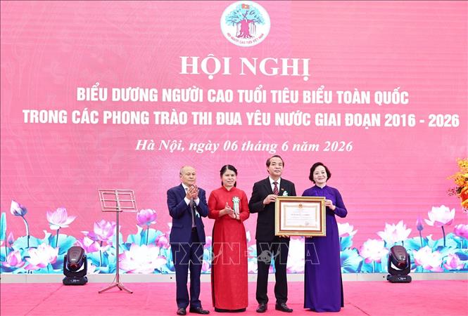 Đồng chí Phạm Thị Thanh Trà, Bí thư Trung ương Đảng, Phó Thủ tướng Chính phủ, Chủ tịch Ủy ban Quốc gia về Người cao tuổi Việt Nam trao Huân chương Lao động hạng Ba cho Văn phòng Trung ương Hội Người cao tuổi Việt Nam. Ảnh: Minh Đức - TTXVN 