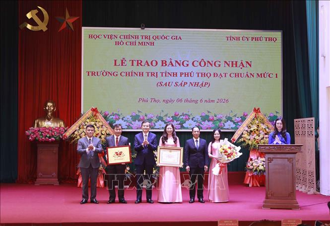 Đồng chí Đoàn Minh Huấn, Ủy viên Bộ Chính trị, Giám đốc Học viện Chính trị quốc gia Hồ Chí Minh trao Bằng công nhận Trường Chính trị tỉnh Phú Thọ đạt chuẩn mức 1 cho lãnh đạo Trường Chính trị tỉnh Phú Thọ. Ảnh: Hoàng Hùng –  TTXVN