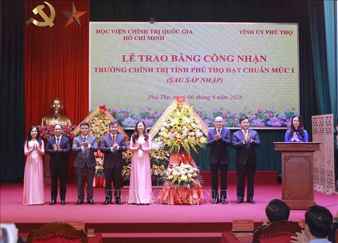 Bí thư Tỉnh ủy Phú Thọ Phạm Đại Dương, Chủ tịch UBND tỉnh Phú Thọ Nguyễn Duy Đông tặng hoa chúc mừng lãnh đạo Trường Chính trị tỉnh Phú Thọ. Ảnh: Hoàng Hùng – TTXVN