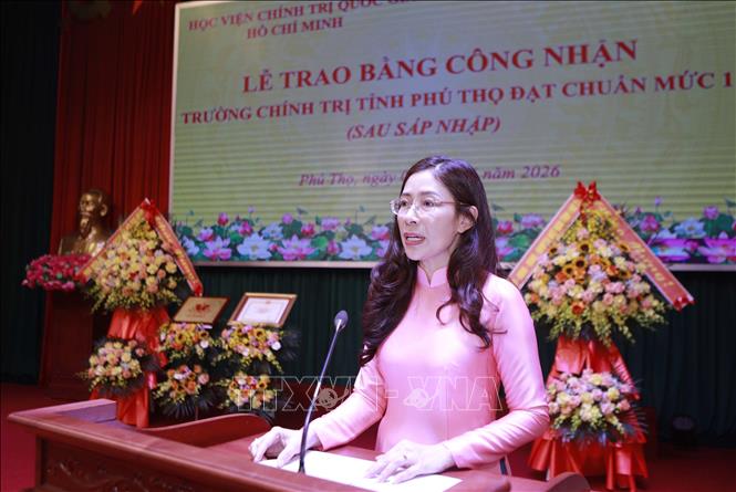 Hiệu trưởng Trường Chính trị tỉnh Phú Thọ Bùi Thị Kim Tuyến phát biểu. Ảnh: Hoàng Hùng - TTXVN